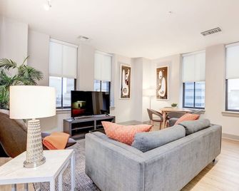 2br Distinguished Apartment Rooftop Deck & Gym - Baltimore - Living room