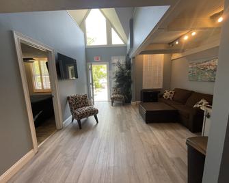 Harbour Square Suites - Put-in-Bay - Living room