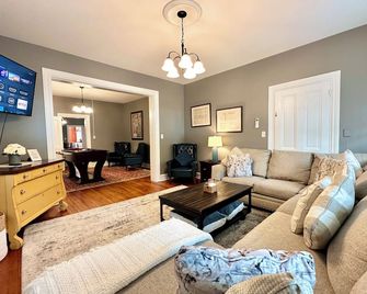 Unique & Historic w/ Hot Tub, Firepit Next To Hershey - Hummelstown - Living room