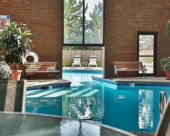 Perfect Spot To Relax! 2 Convenient Room w/ Large Window, Free Parking, Pool - Wenatchee - Pool