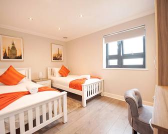 Flat 14 - Superior 2-Bed Penthouse with Balcony - Reading - Bedroom