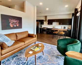 Chic Modern Nashville Condo Pool, Patio, Parking - Nashville - Living room