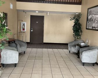 Super 8 by Wyndham Colorado Springs Airport - קולרדו ספרינגס - לובי