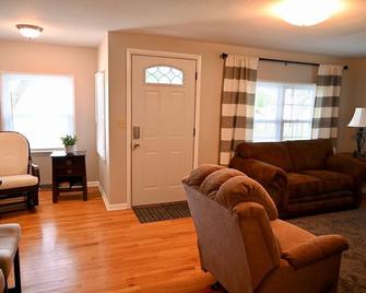 Recently renovated country cottage, 2.5 miles from Shipshewana - Shipshewana - Living room