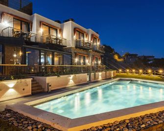 Hotel Vita Naturalis - Büyükhusun - Piscina