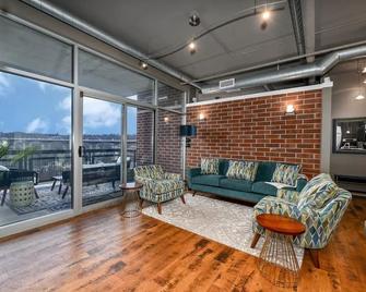 Luxury Condo in Akron Northside District - Akron - Living room