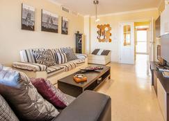 Awesome Apartment In Elviria With Wifi - Elviria - Stue