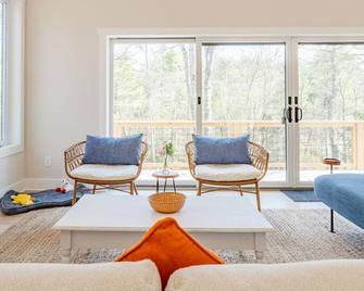 Modern Home w/ Creek Views near the Delaware River - Sparrow Bush - Sala de estar