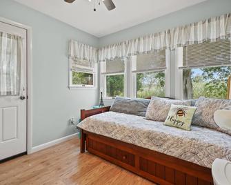 Escape at Deep Hole Hideaway - Pet friendly duplex! - Chincoteague - Living room