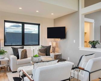 Brasada Ranch Retreat w/ Hot Tub + Views Resort Access w/ Pools, Horseback Riding, Sports, and More Hat Rock Loop by Avantstay - Powell Butte - Sala de estar