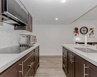 Luxury Basement Apartment in Oakville - Oakville - Kitchen
