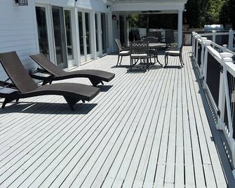 Beautiful Hamptons home close to beaches, shopping, & restaurants! - Hampton Bays - Balkon