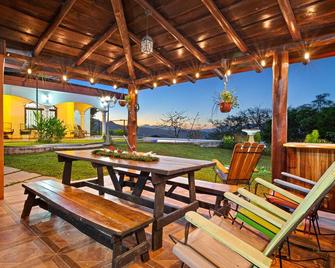Mountaintop Luxury Estate - Can Sleep up to 24! - Esparza - Patio