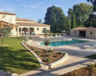 Provencal farmhouse 400 m2 on 1ha5 in the heart of the village of Fontvieille. - Fontvieille - Bazén