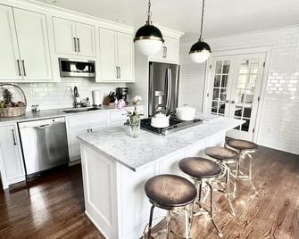 Fairfield Old Post Road-heated pool & Guest Cottage-walk to NYC train and Beach! - Fairfield - Kitchen