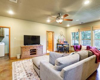 Pet-Friendly Granbury Home with Lake Access and Grill! - Granbury - Living room