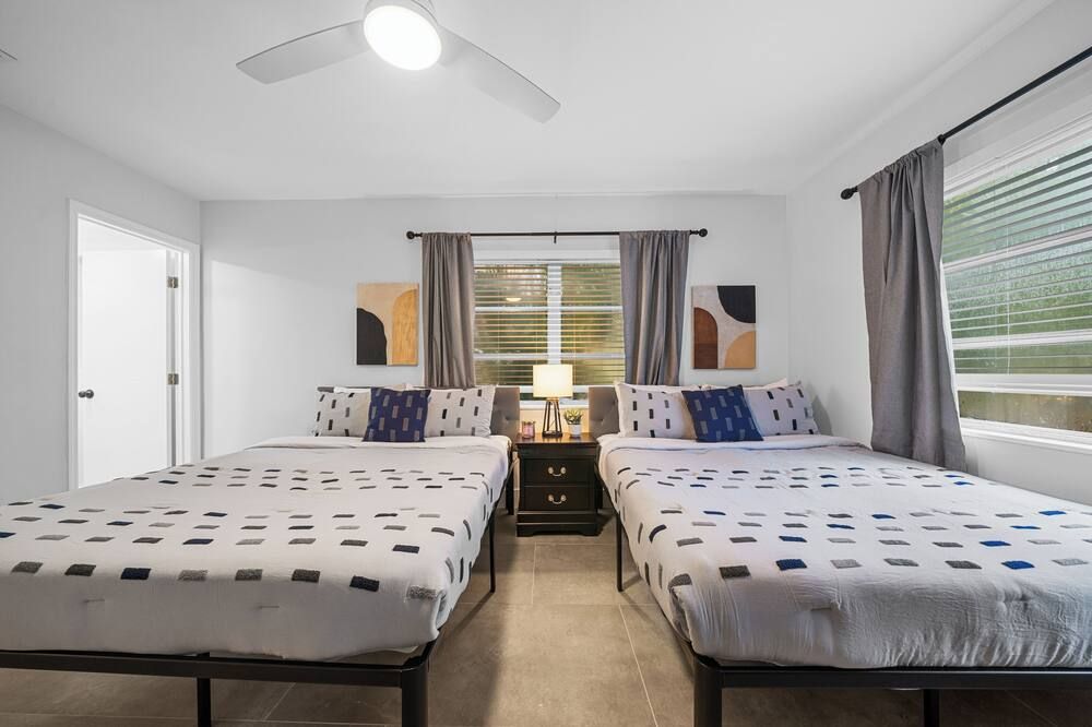 Comfortable 1 Bedroom Apt w/ 2 Queens, Sofa Bed & Pool Access - Fort Lauderdale - Habitación