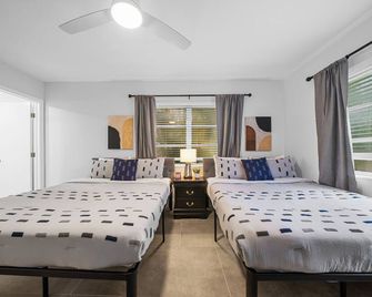 Comfortable 1 Bedroom Apt w/ 2 Queens, Sofa Bed & Pool Access - Fort Lauderdale - Habitación