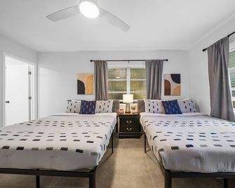 Comfortable 1 Bedroom Apt w/ 2 Queens, Sofa Bed & Pool Access - Fort Lauderdale - Habitación