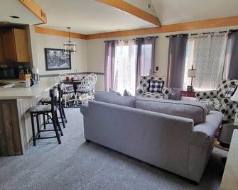 Nicely updated 1 bed-2 bath townhouse in a great location and a beautiful view! - Galena - Living room