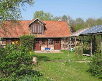 In a quiet village set-up on fantastic garden and forest area - Salzwedel - Building