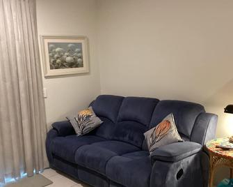 Noosa/Coolum 2 Bedroom s/contained studio apartment - Noosa Heads - Living room