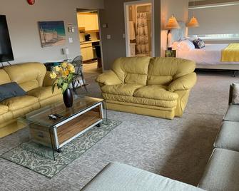 103 -Presidential Suite-Lake View 1 King+sofa - Port Elgin - Living room