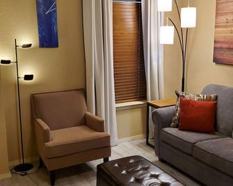 One bedroom resort condo - Branson West - Living room