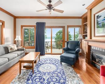 Sun Castle Resort - Lake George - Living room