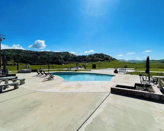 Cozy Private Suite with bathroom, 28 mins from Sequoia National Park.\n - Exeter - Pool