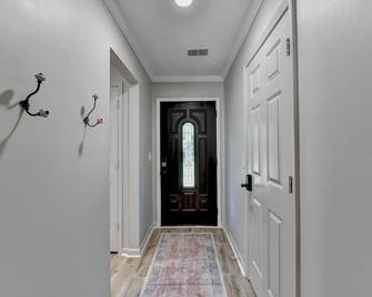 Walk to Avalon or Downtown 3 - Alpharetta