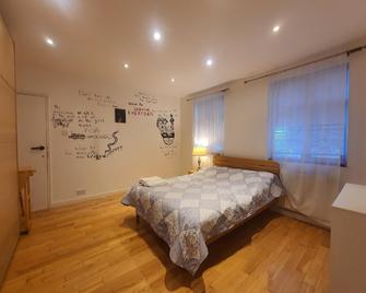 Art double bed room - Edgware - Bedroom