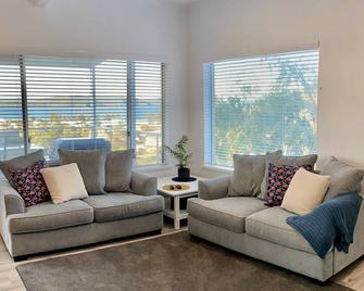 Middleton Views Villa - Albany - Living room