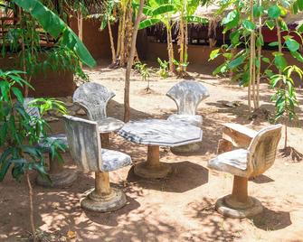 Y Not Cafe And Safari Villa Udawalawa - Udawalawa - Innenhof