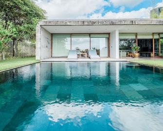 Jimbaran Balangan Beachfront Villa Nakar - South Kuta - Pool