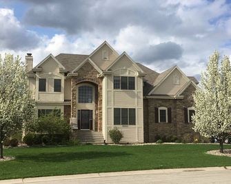 Spacious Comfort Outside Milwaukee. 3 Story 5 Bdr..Only 15 Min From Downtown. - Menomonee Falls - Building