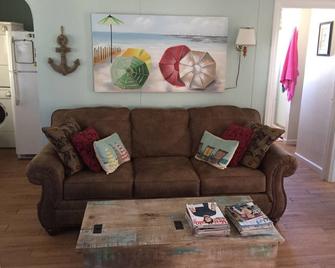 Sand Between Your Toes And Sunsets Out Your Back Door! - Sylvan Beach - Sala de estar