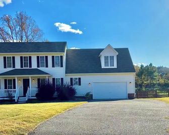 Charming Cul-de-sac Retreat | Double Master + Garage + Home Office - Chesterfield - Building