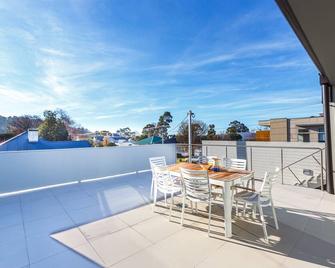 Luxurious Apartment, A Stones Throw From The Beach - Kingston Beach - Balcón