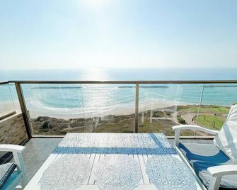 Beachfront Bliss 3 bedroom Privacy - Netanja - Balkon
