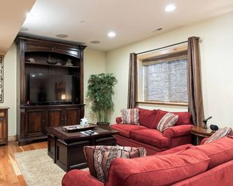 Spacious Retreat, Sleeps 7, Minutes to Skiing, Private Hot Tub, Scenic Views, Ultimate Relaxation! - Park City - Olohuone