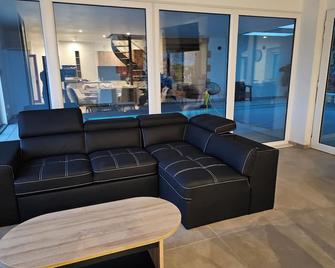 Gîte à la campagne avec piscine intérieure - Bourbriac - Sala de estar