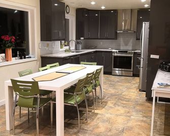 Experience lake life! Beachfront 3BR, steps from a private beach. - Sedro Woolley - Kitchen