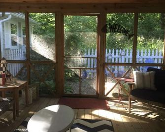 Charming New Buffalo Cottage - New Buffalo - Living room