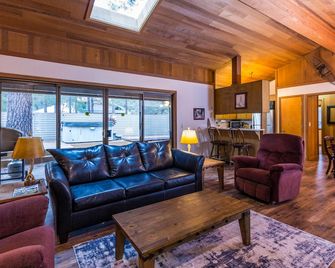 Cozy Pet Friendly Cabin, Wood Fireplace, Hot Tub, Sharc Passes, Close To Village - Sunriver - Living room