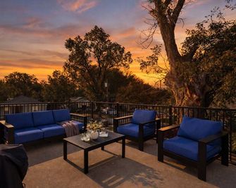 Spacious 5br Group Retreat Near Downtown, Convention Center, Baylor & Fair Park - Dallas - Balcony