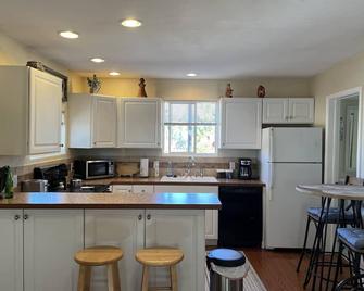 Cheerful pet-friendly bungalow right in town - Montrose - Kitchen