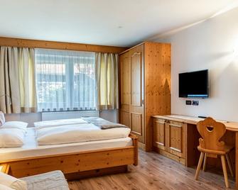 Apartment 'Prapoz Typ B2' with Mountain View, Shared Garden & Wi-Fi - Ortisei - Bedroom