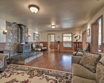 Historic Mariposa Stagecoach Stop w/ Gas Fire Pit! - Mariposa
