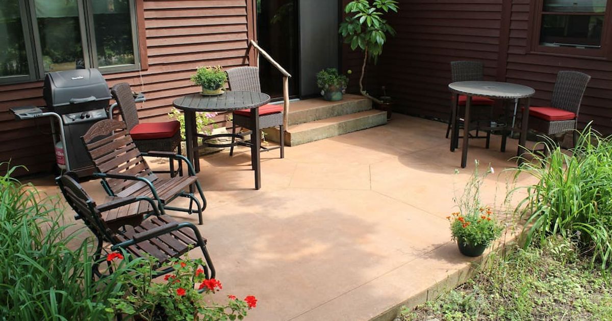 Artha Bed and Breakfast from 113. Amherst Hotel Deals &